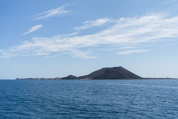 La isla de Lobos vista desde el ferry, con La Caldera al fondo