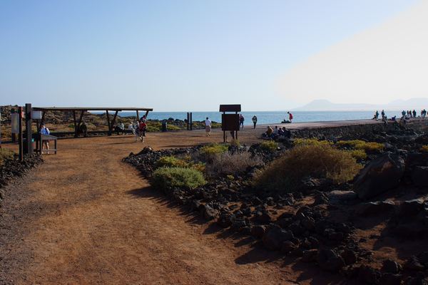 Sendero y zona del muelle de la Isla de Lobos, con Lanzarote al fondo